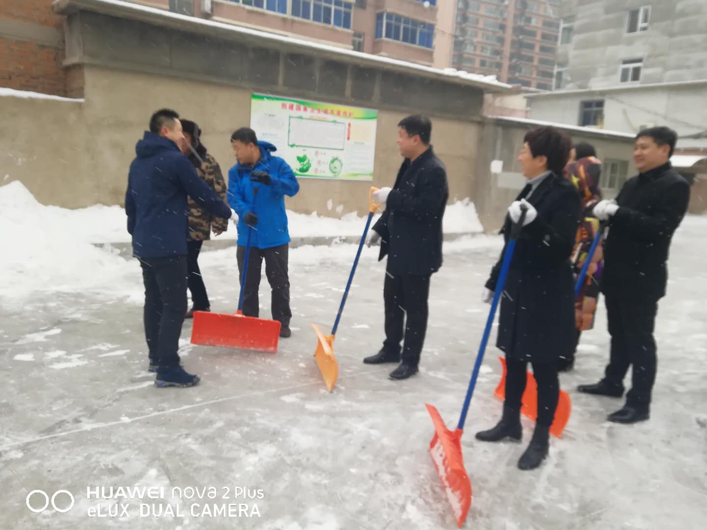 北镇市劳动就业管理局开展月亮圆、党群共团圆—学雷锋美化城市志愿服务活动